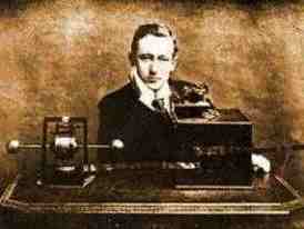  Guglielmo Marconi con i suoi apparecchi 